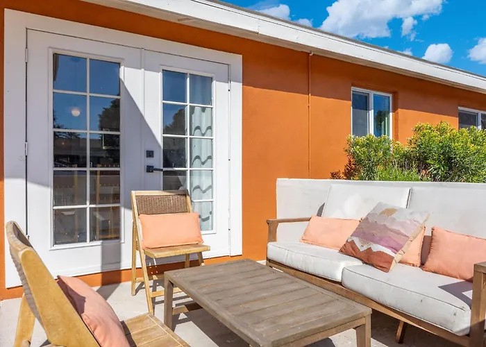Stylish 6br Pool Sleeps 12 Near Old Town Holiday home *