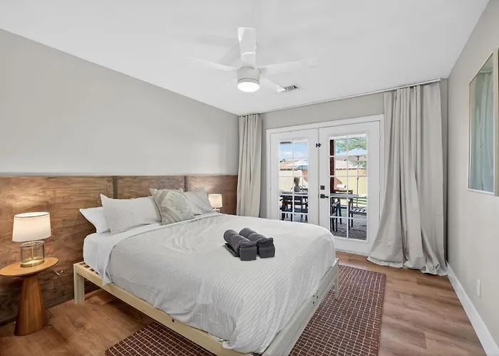 Stylish 6br Pool Sleeps 12 Near Old Town Holiday home *