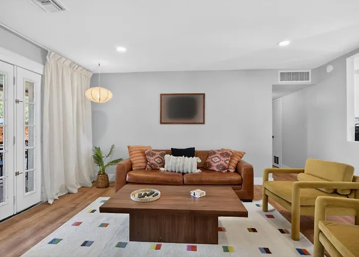 Stylish 6br Pool Sleeps 12 Near Old Town *