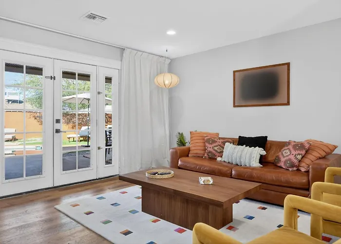 Holiday home Stylish 6br Pool Sleeps 12 Near Old Town