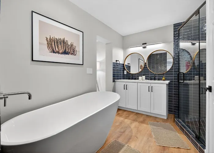 Stylish 6br Pool Sleeps 12 Near Old Town *