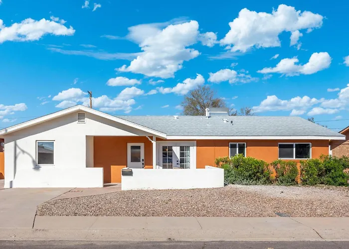 Holiday home Stylish 6br Pool Sleeps 12 Near Old Town